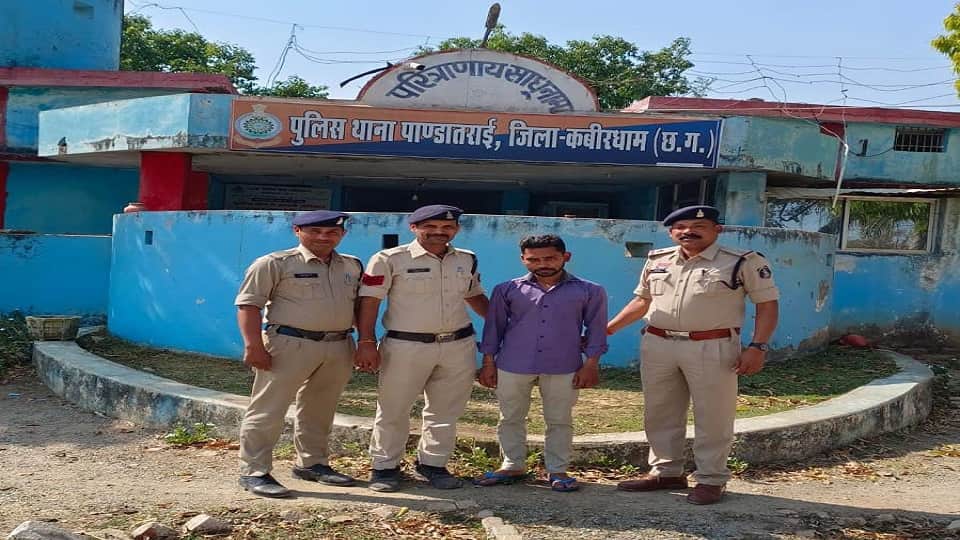 पुलिस की गिरफ्त में आरोपी