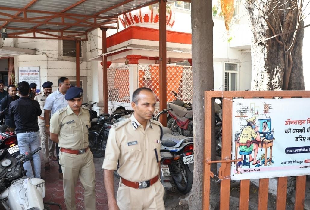 Indore News: Rioters vandalized vehicles in Malharganj area, Police Commissioner arrived