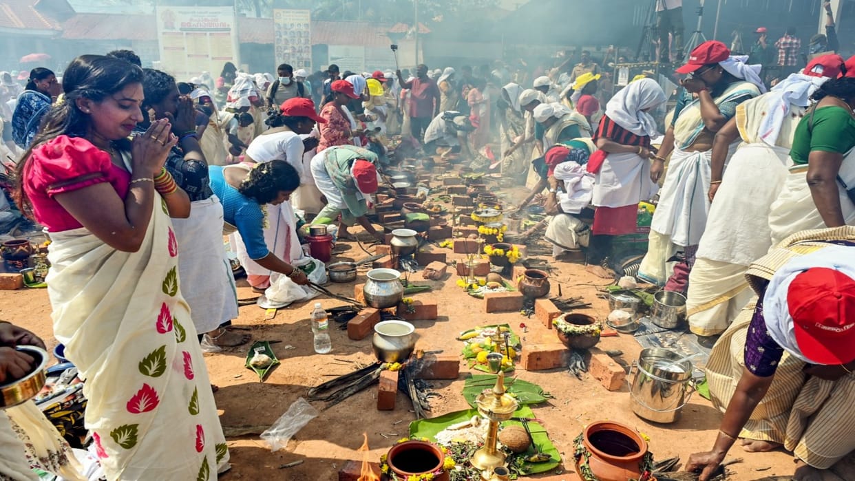 Thousands of women brave scorching sun to offer pongala at Attukal Bhagavathy temple News In Hindi