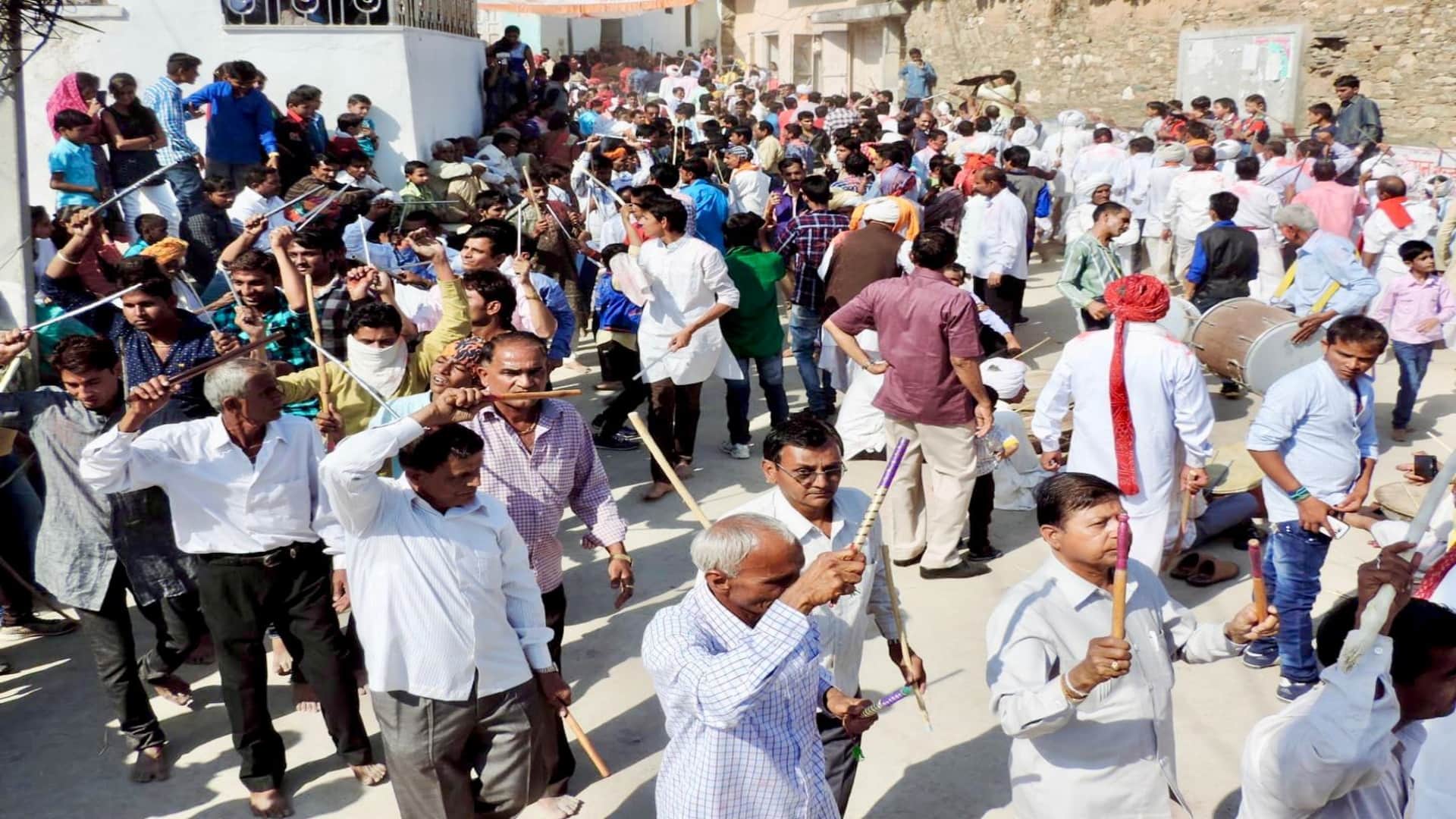 Banswara News: Vagad's Unique Holi Filled with Enthusiasm and Traditions, Devotees Walk on Burning Embers