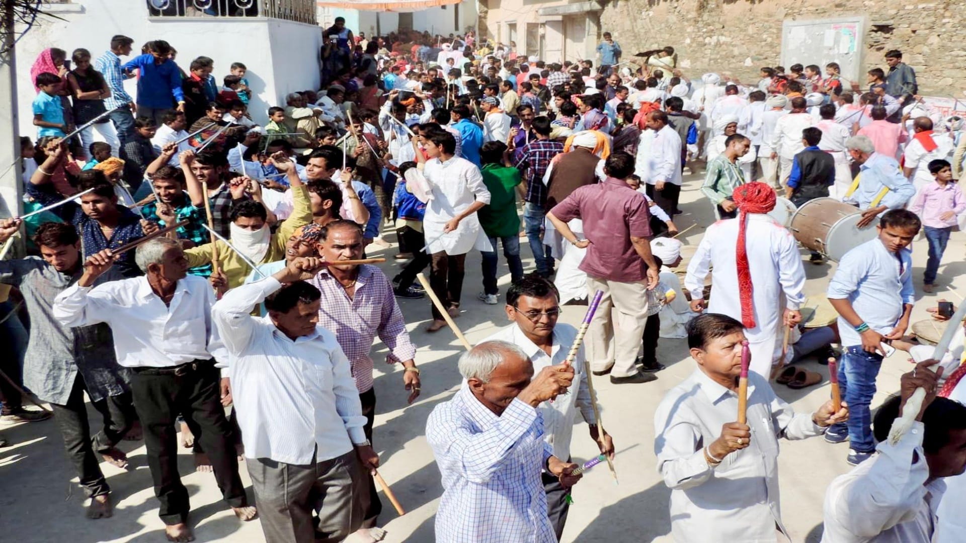 Banswara News: Vagad's Unique Holi Filled with Enthusiasm and Traditions, Devotees Walk on Burning Embers
