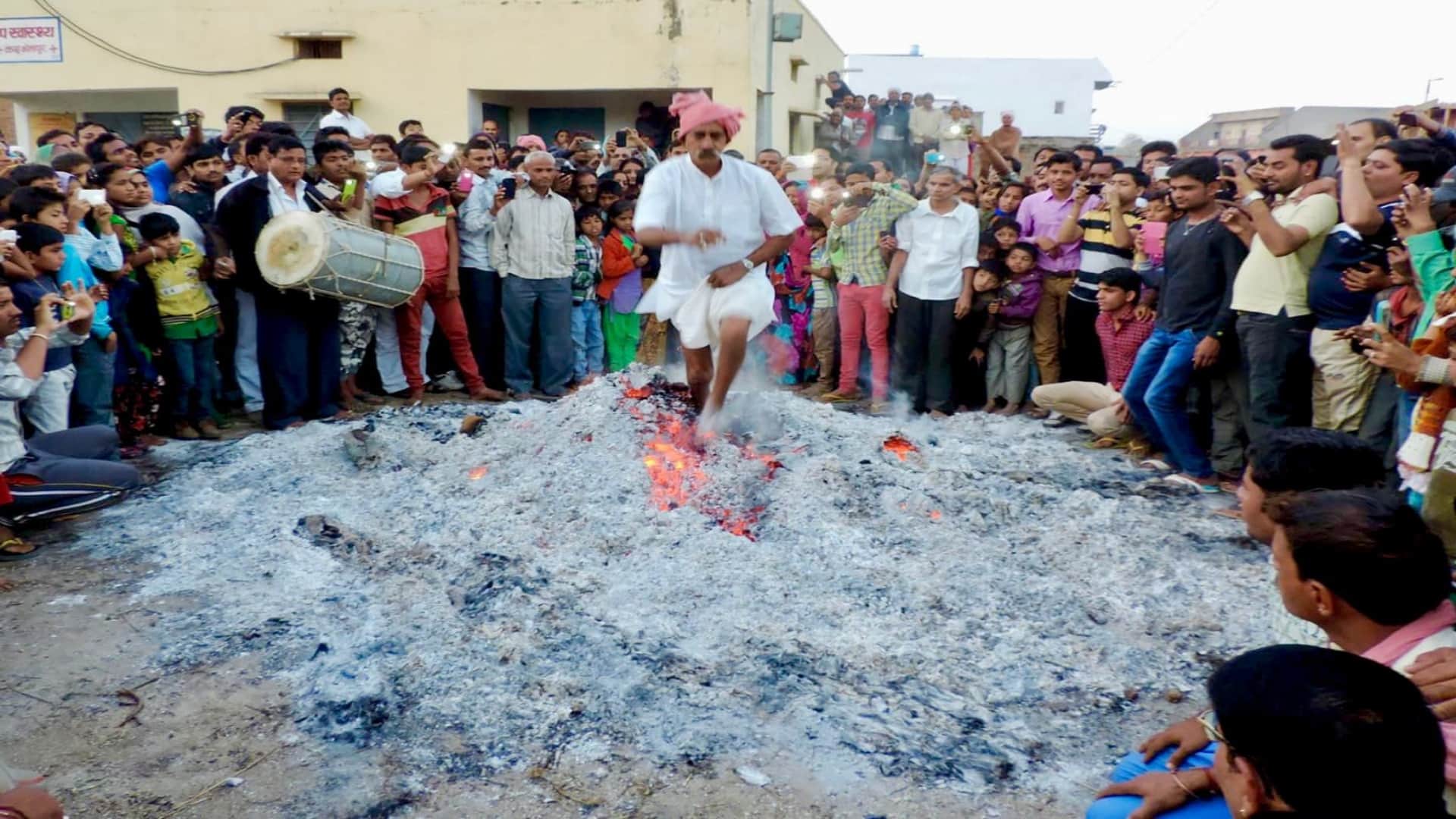 Banswara News: Vagad's Unique Holi Filled with Enthusiasm and Traditions, Devotees Walk on Burning Embers
