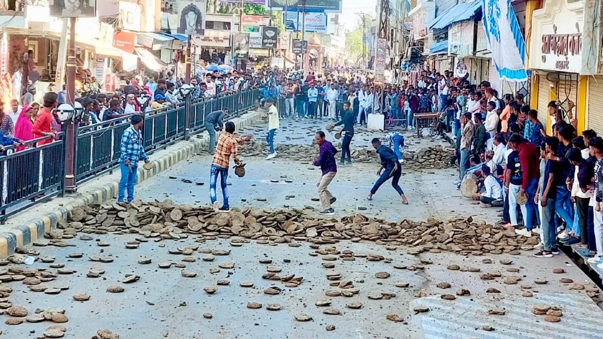 Banswara News: Vagad's Unique Holi Filled with Enthusiasm and Traditions, Devotees Walk on Burning Embers