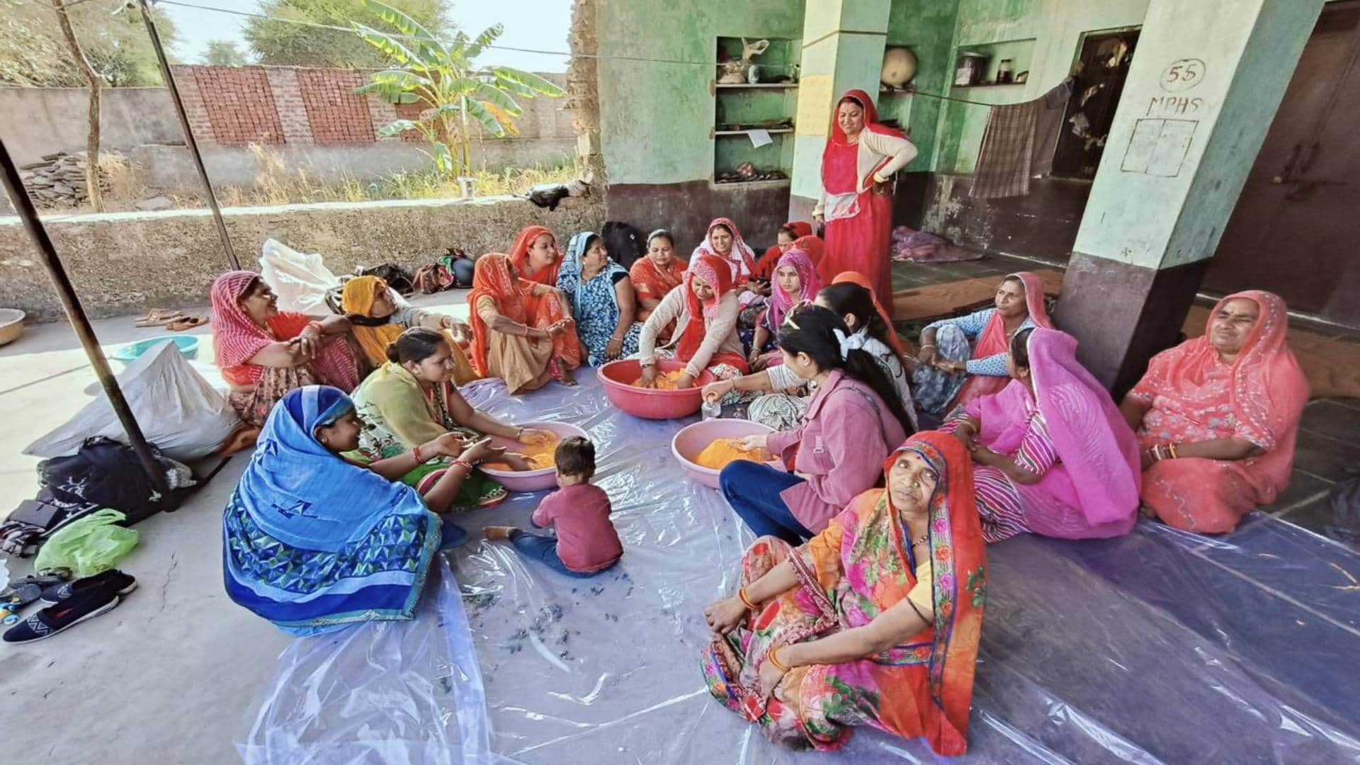 हर्बल गुलाल बनाती हुई महिलाएं