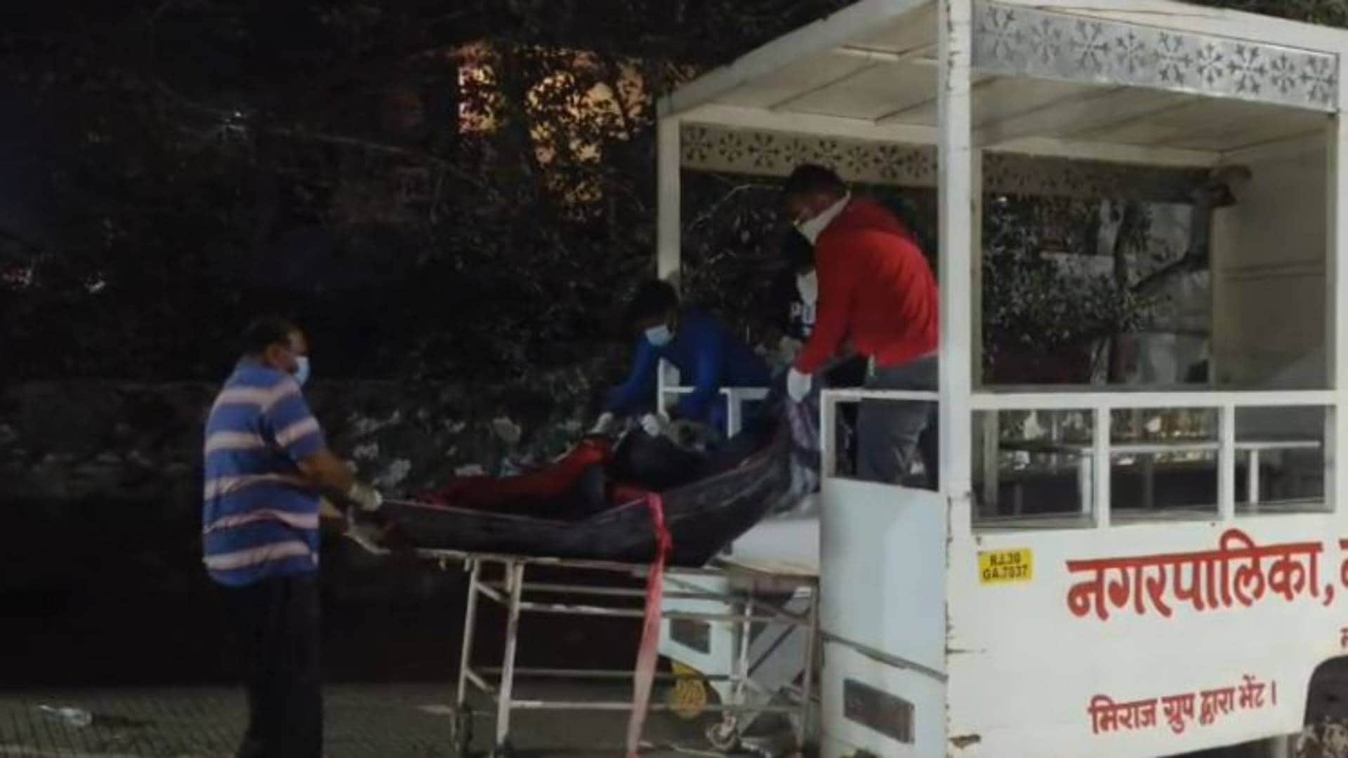 मृतक को ले जाते हुए