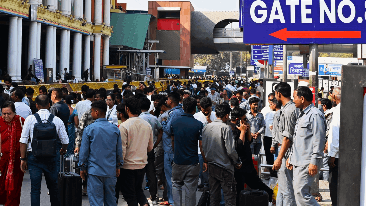 Crowds gathered at railway stations, bus stands and airports on Holi in Delhi Photos