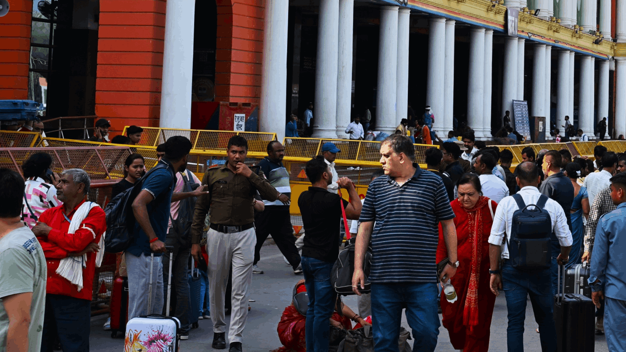 Crowds gathered at railway stations, bus stands and airports on Holi in Delhi Photos