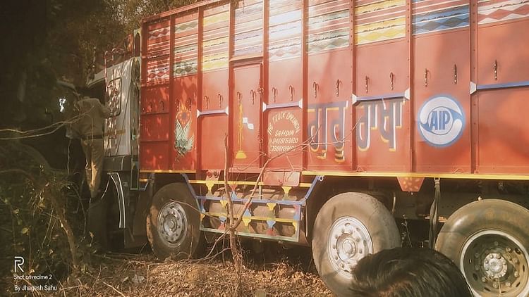 Six Members Of The Same Family Died In A Collision Between A Car And A Truck  In Mahasamund - Amar Ujala Hindi News Live - Mahasamund:कार और ट्रक की  भिड़ंत में एक