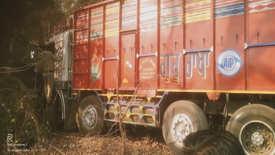 Six members of the same family died in a collision between a car and a truck in Mahasamund