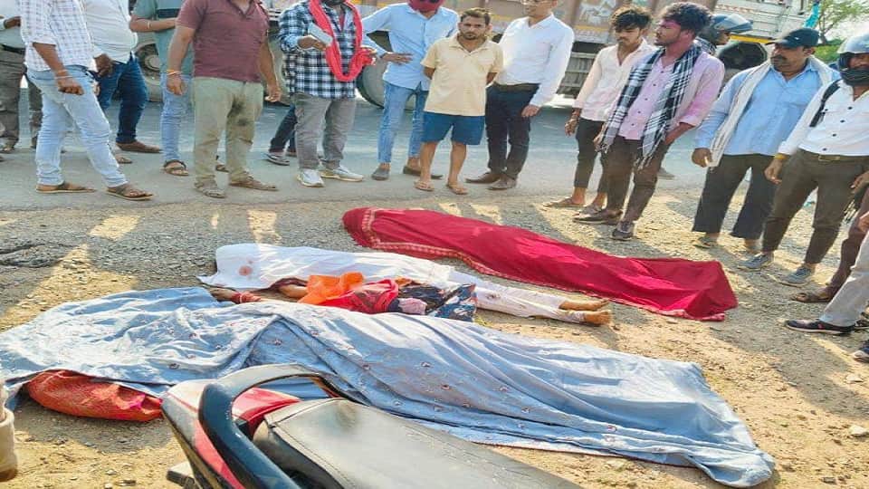 सड़क हादसे में तीन की मौत