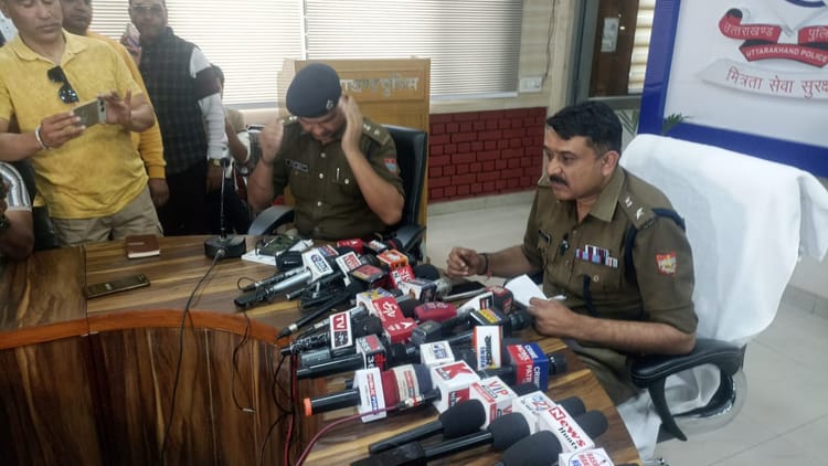 Dehradun: किन्नर के वेश में कॉलोनी में गृह प्रवेश की बधाई मांगने पहुंचे युवक, पुलिस के आने की भनक लगते ही भागे