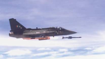 तेजस लड़ाकू विमान से स्वेदशी अस्त्र मिसाइल का सफल परीक्षण