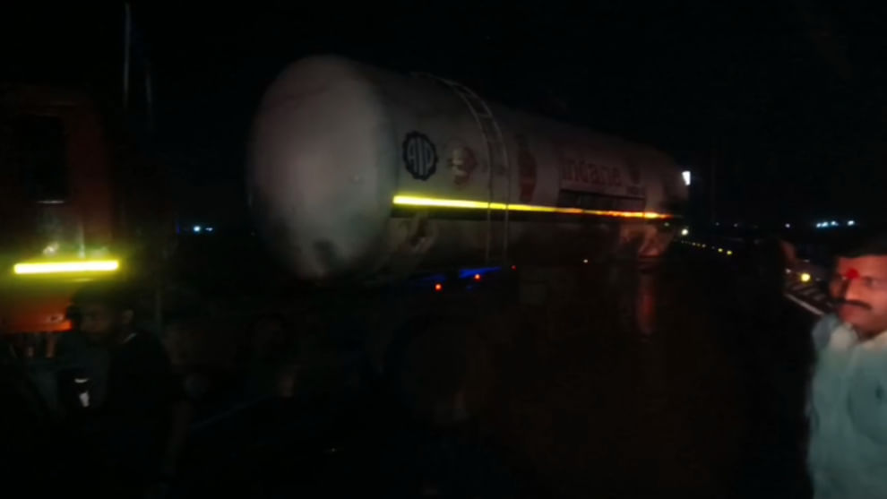 MP News: Four killed in road accident in Dhar, gas tanker coming in wrong direction hit car