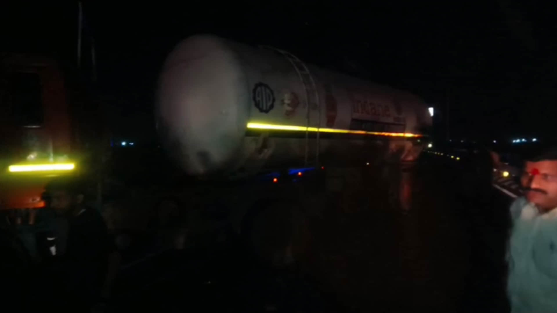 MP News: Four killed in road accident in Dhar, gas tanker coming in wrong direction hit car