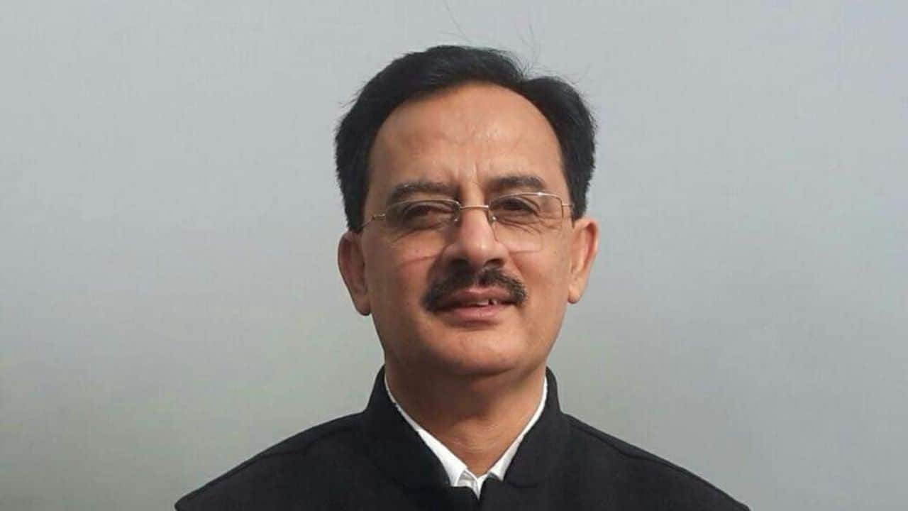 उद्योग मंत्री हर्षवर्धन चौहान।