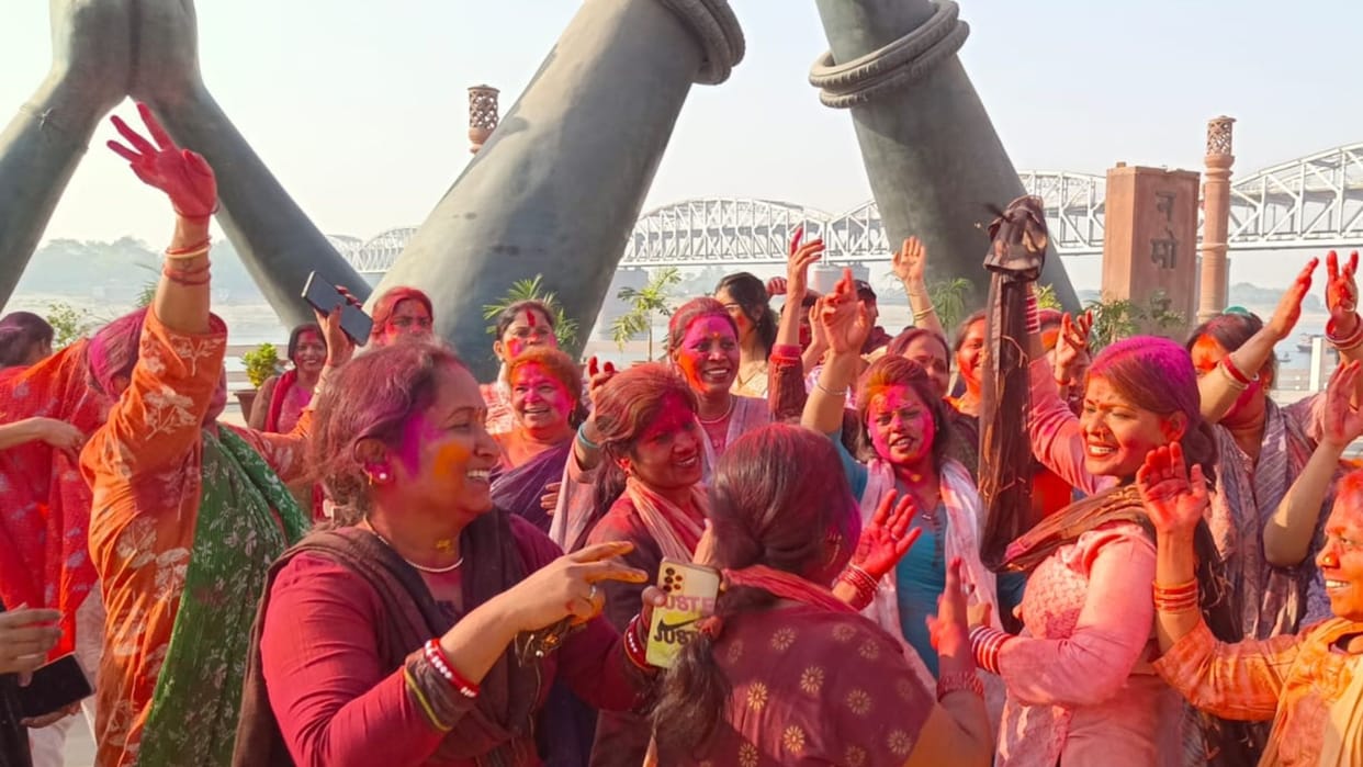Holi was played with great enthusiasm at Govardhan Dham temple
