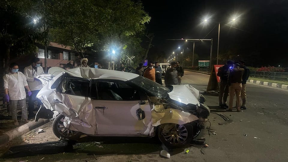 Tragic accident at Chandigarh-Zirakpur barrier, two policemen doing checking died