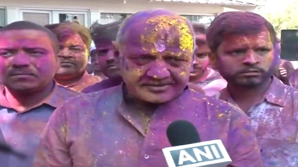 AAP leader Manish Sisodia celebrated Holi with workers said some people are spreading black color in Delhi