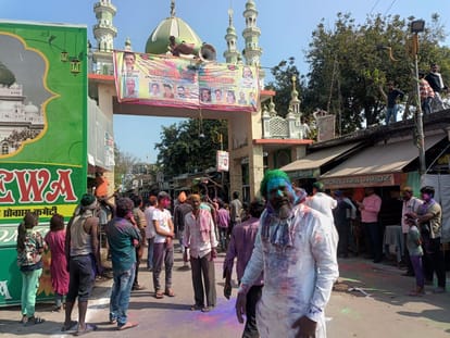 UP: Hindu muslim celebrate Holi together in Deva Barabanki