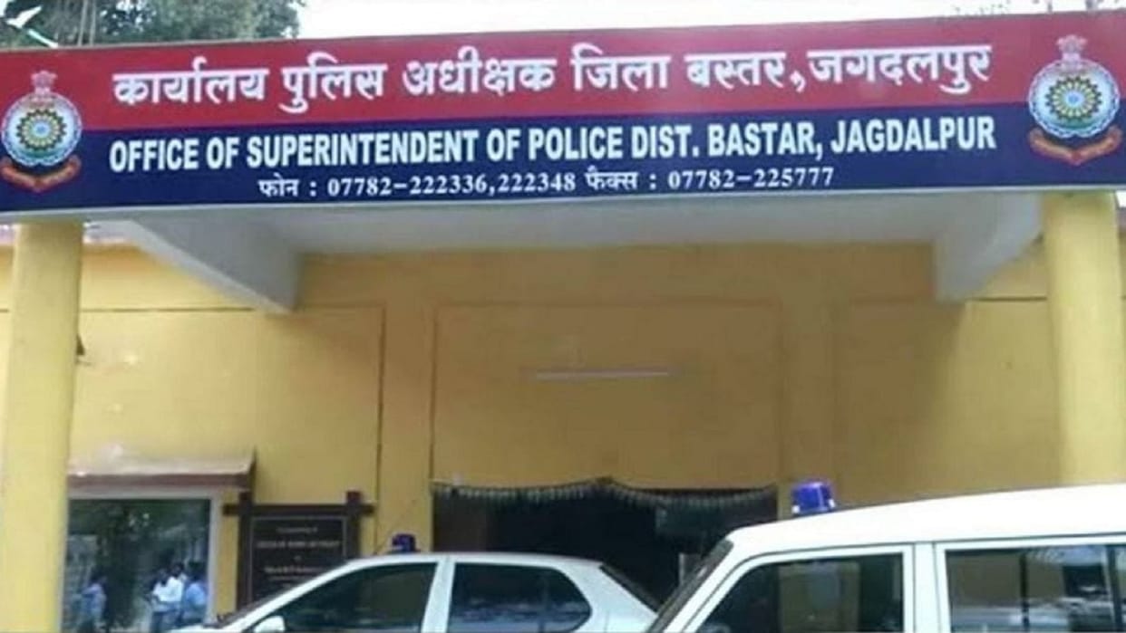 Masked miscreants looted two phones and a silver chain from a teacher house in Bastar