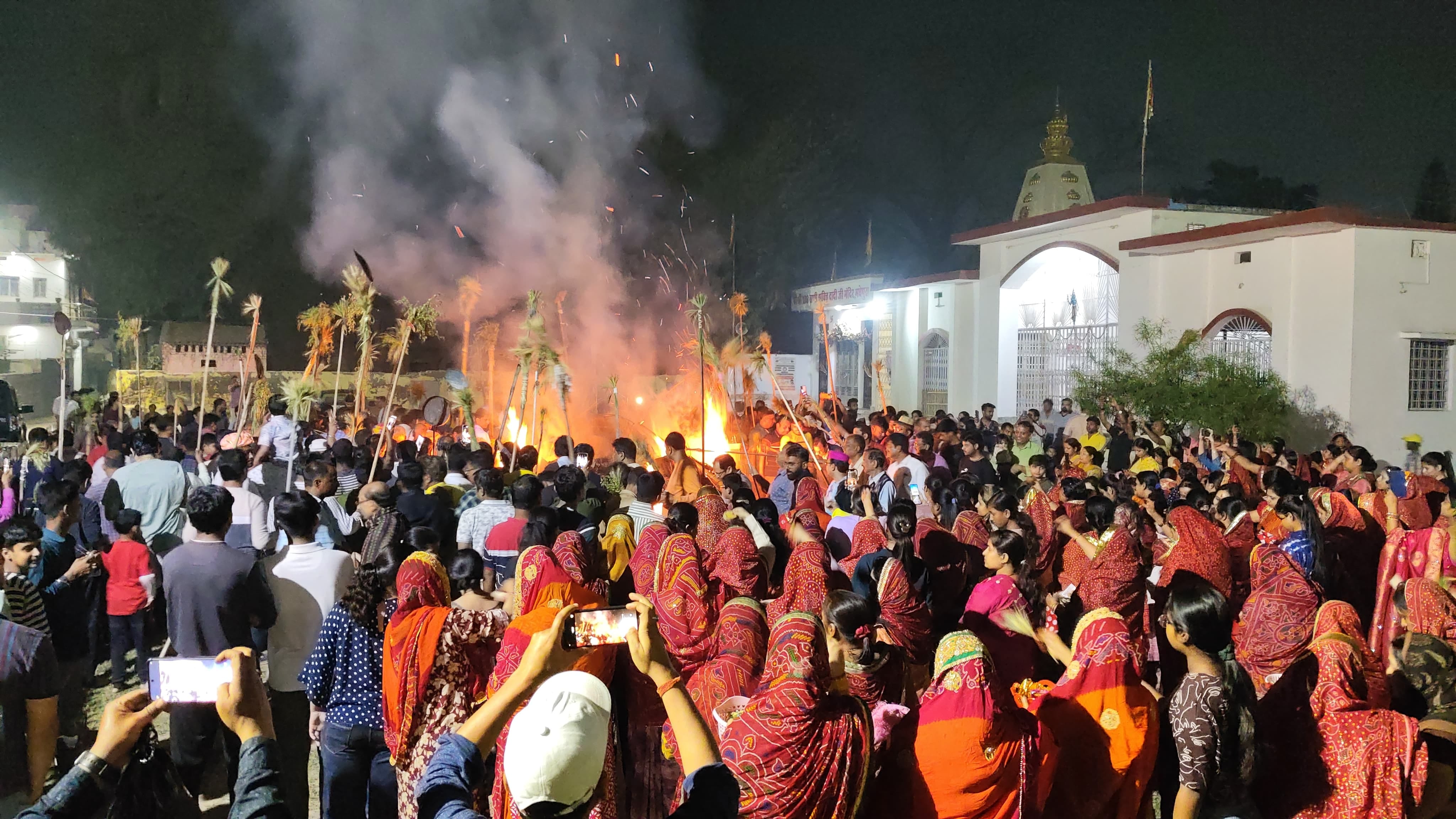 मधेपुरा में होलिका दहन में शामिल लोग।