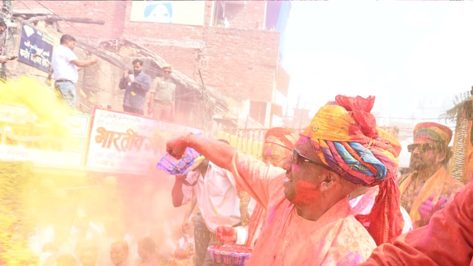 CM Yogi seen in a different style on Holi celebrated festival of colors in Gorakhpur