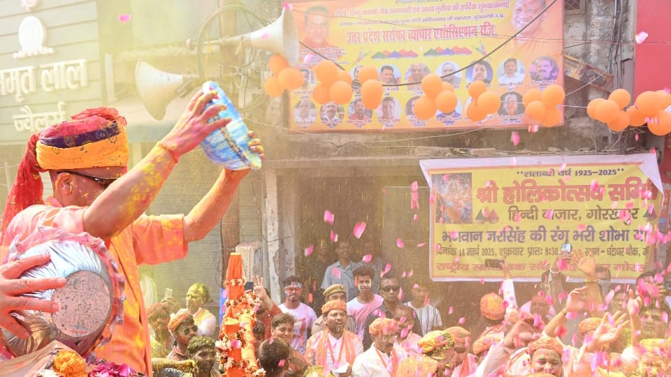 CM Yogi seen in a different style on Holi celebrated festival of colors in Gorakhpur