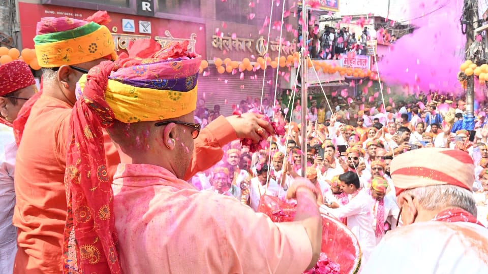 CM Yogi seen in a different style on Holi celebrated festival of colors in Gorakhpur