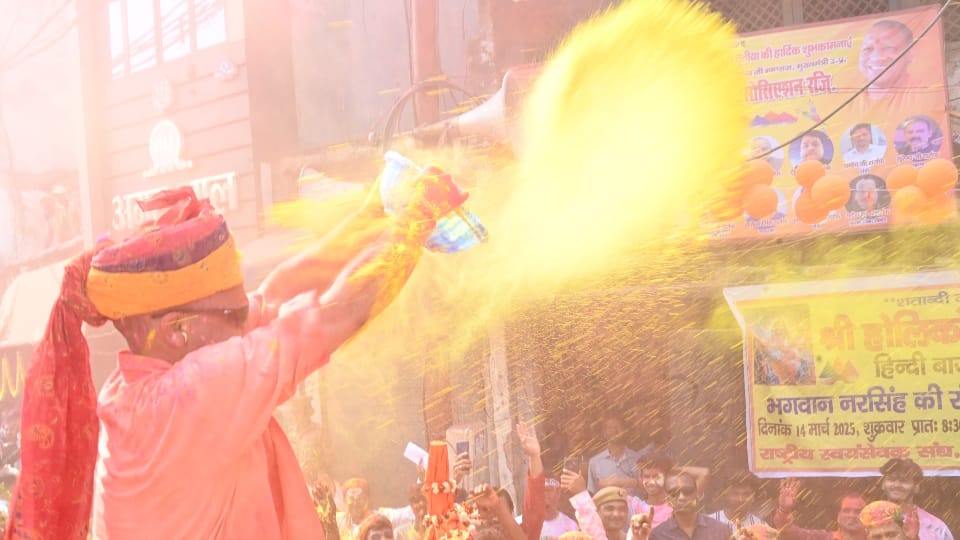 CM Yogi seen in a different style on Holi celebrated festival of colors in Gorakhpur