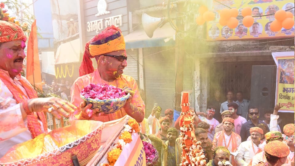 CM Yogi seen in a different style on Holi celebrated festival of colors in Gorakhpur