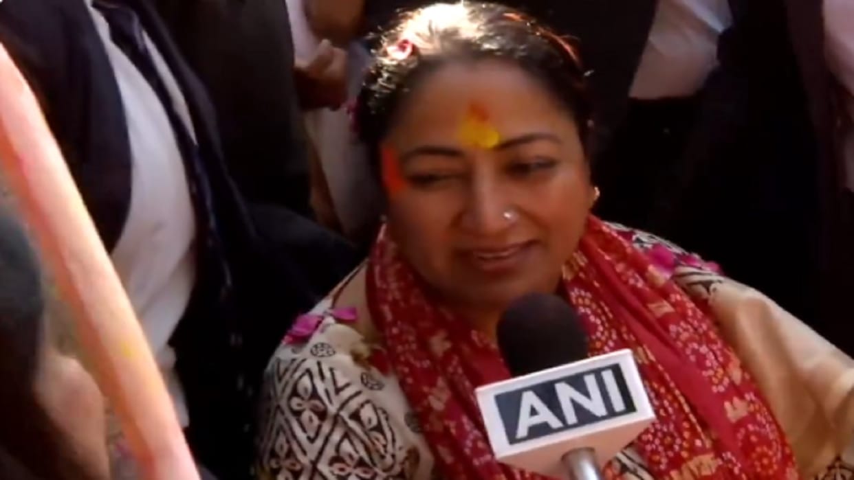 Holi Celebration 2025 Delhi CM Rekha Gupta attends Holi Mangal Milan at BJP office delhi