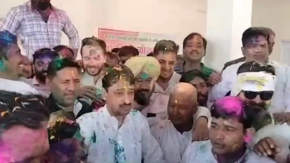 Congress MP Imran Masood played Holi with party workers, Maulanas gets angry