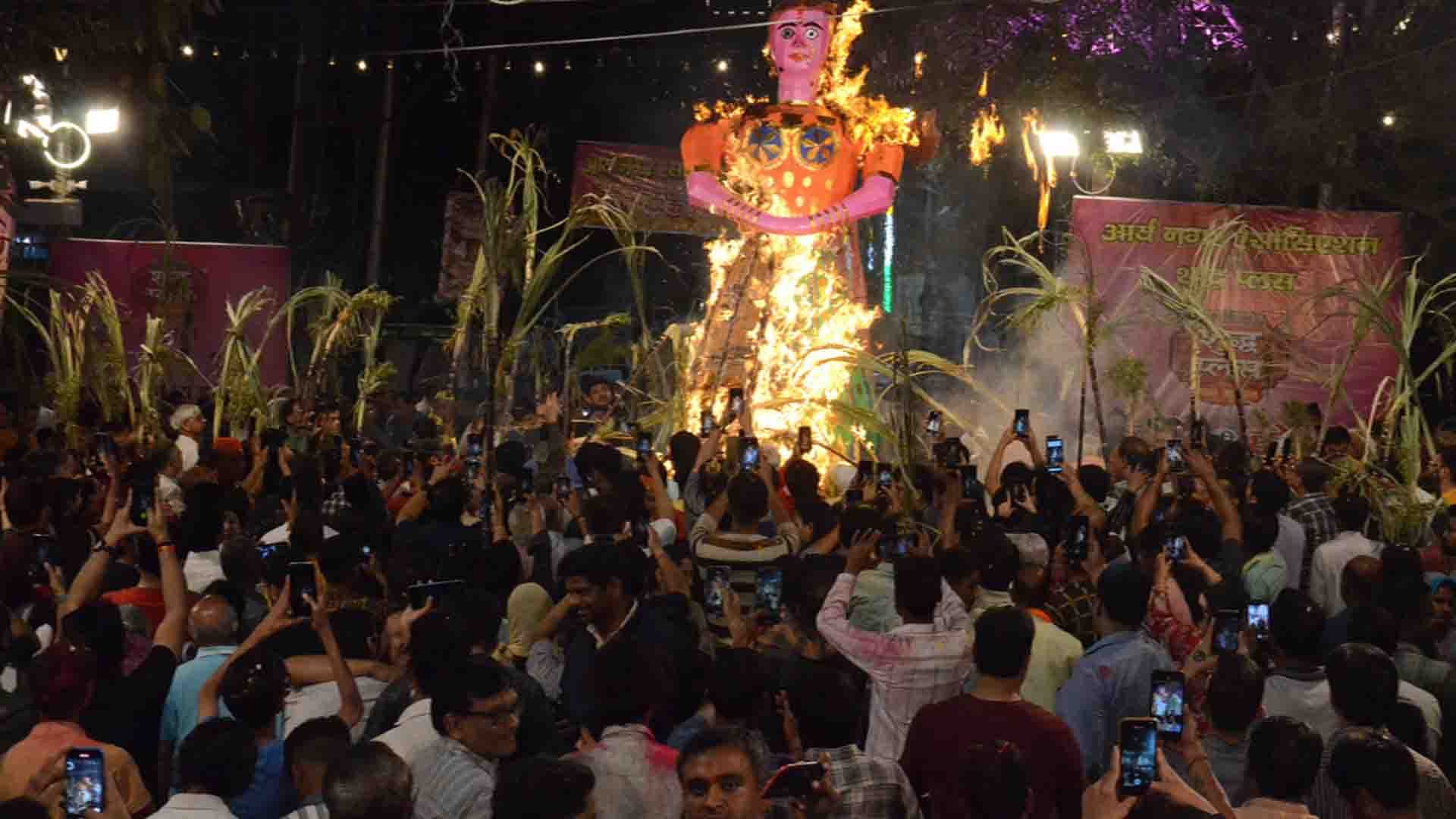 Kanpur: Holika was burnt at 3500 places, lots of abir-gulal was thrown