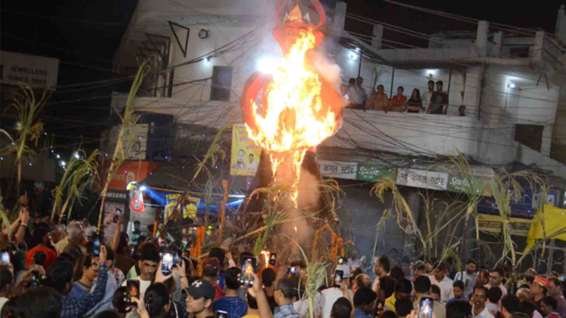 Kanpur: Holika was burnt at 3500 places, lots of abir-gulal was thrown