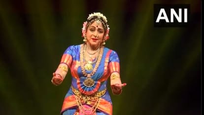 Hema Malini presented dance during Vrindavan Mahotsav organised by Pandit Hariprasad Chaurasia in Bhubaneswar