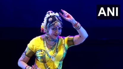 Hema Malini presented dance during Vrindavan Mahotsav organised by Pandit Hariprasad Chaurasia in Bhubaneswar