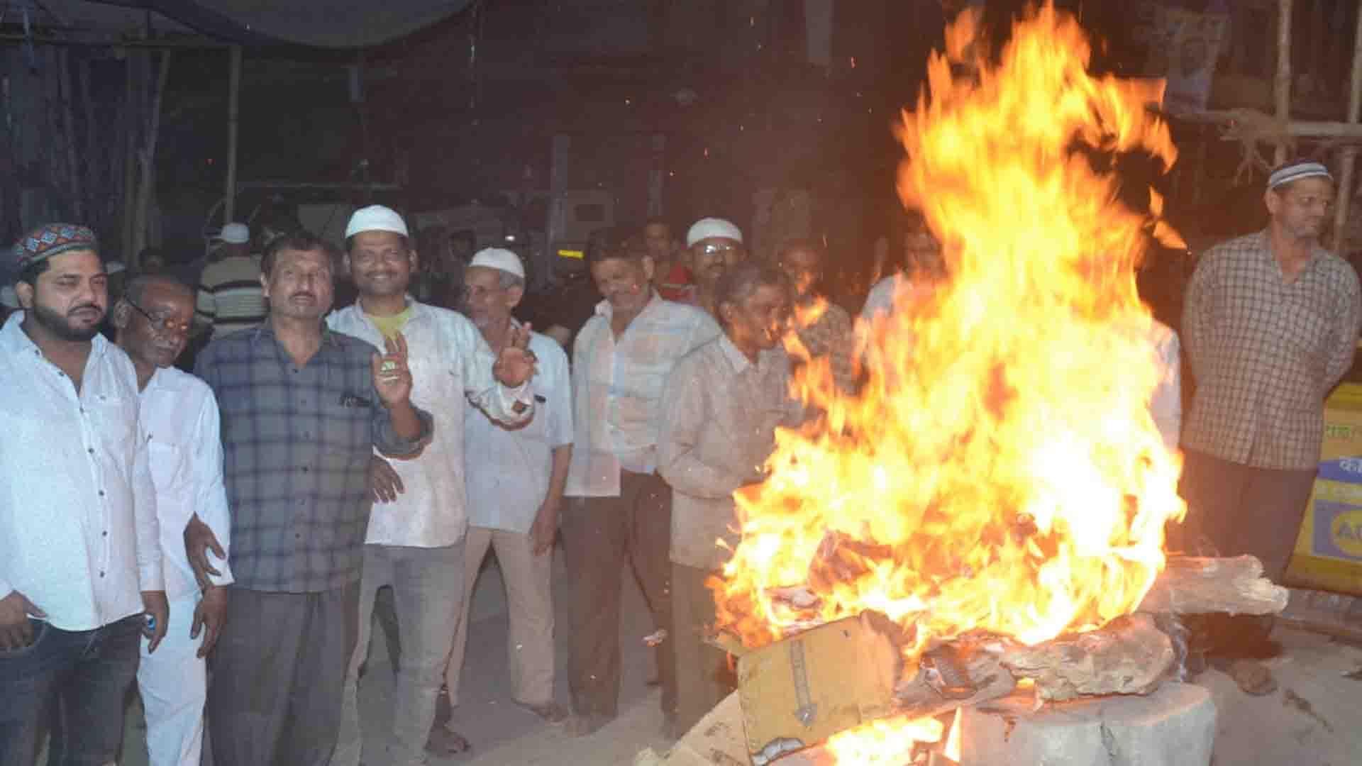 Kanpur: Holika was burnt at 3500 places, lots of abir-gulal was thrown