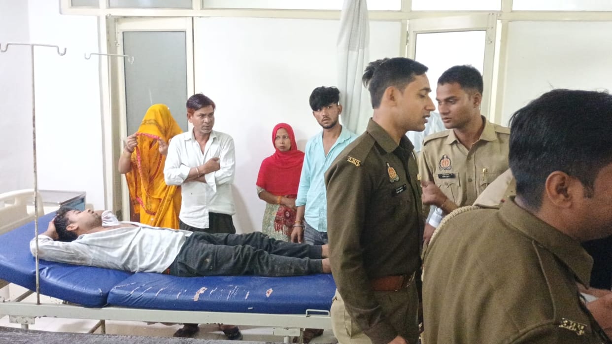 Car hits pedestrians on holi festival in Agra 10 injured