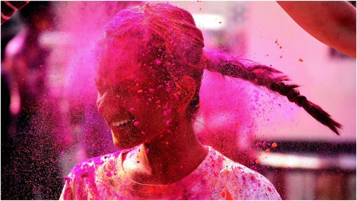 Hair Care On Holi balon se holi ka color kaise hatayein
