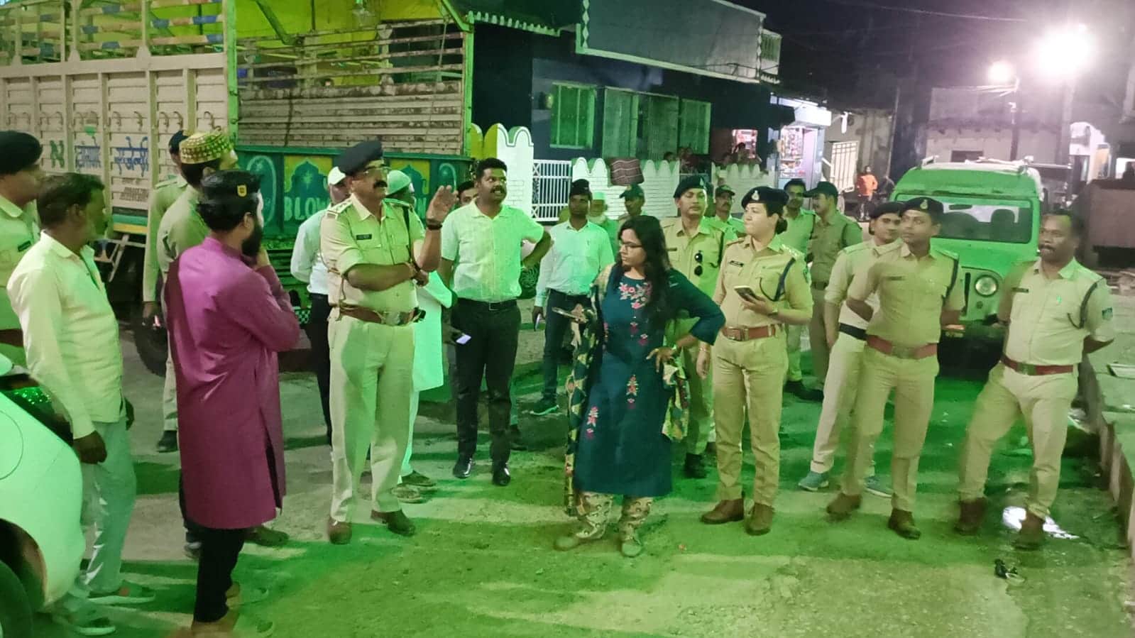 फ्लैग मार्च करती पुलिस।