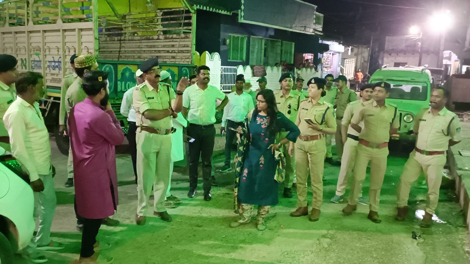 फ्लैग मार्च करती पुलिस।