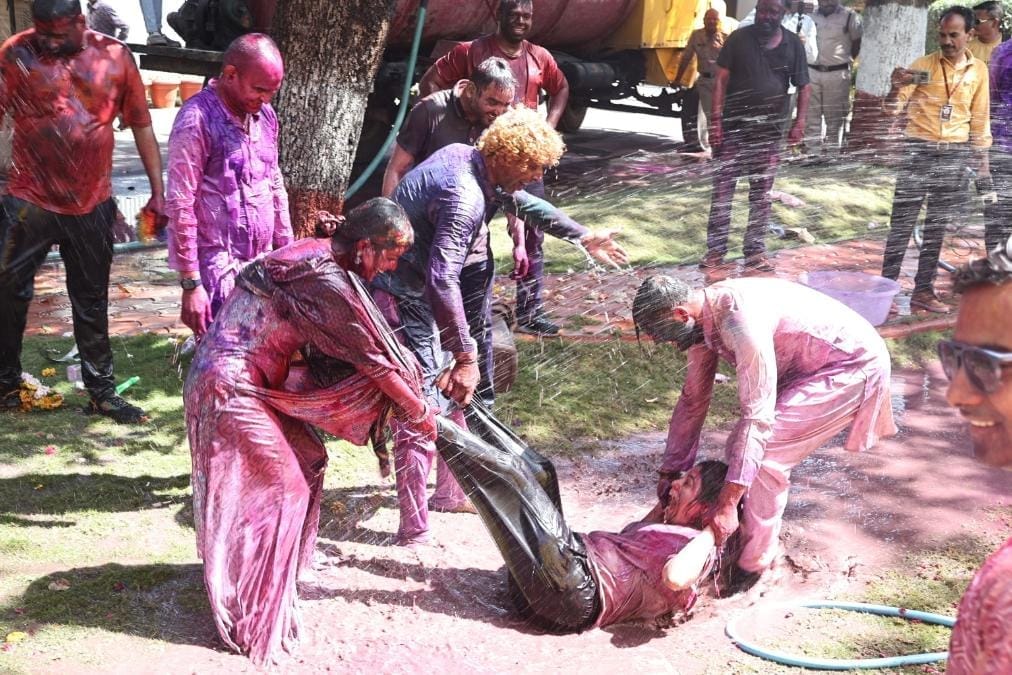 Indore: Officers in Indore played Holi with great enthusiasm, danced to songs, enjoyed delicacies
