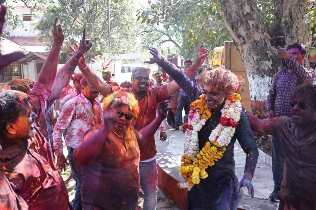 Indore: Officers in Indore played Holi with great enthusiasm, danced to songs, enjoyed delicacies