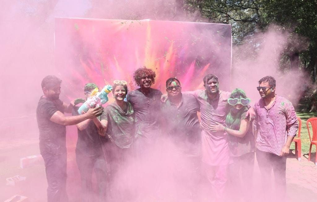 Indore: Officers in Indore played Holi with great enthusiasm, danced to songs, enjoyed delicacies