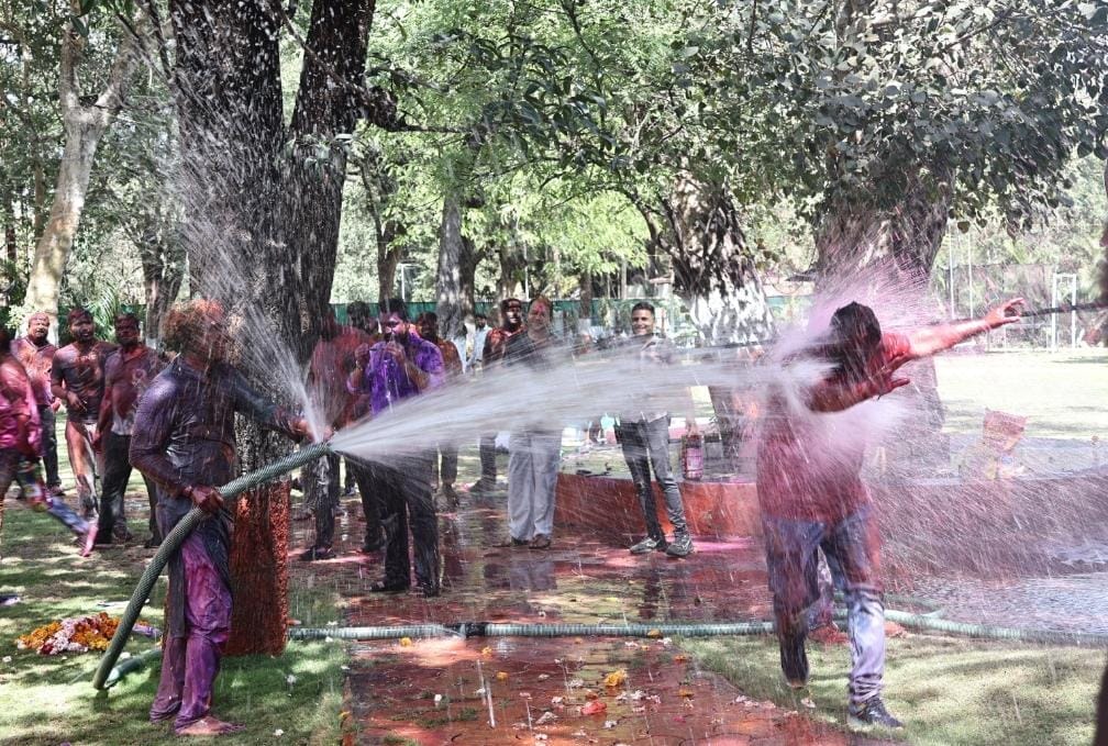 Indore: Officers in Indore played Holi with great enthusiasm, danced to songs, enjoyed delicacies