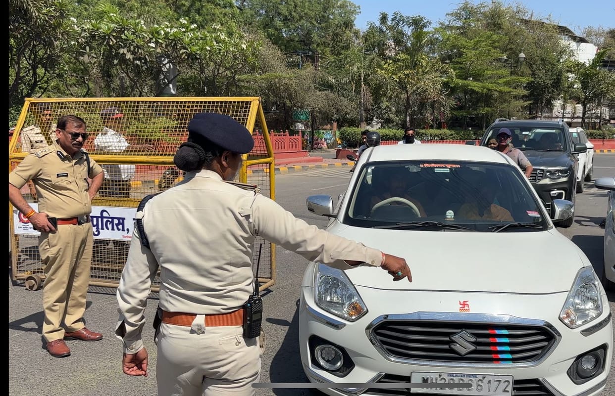 Indore: Police strict checking at intersections on Holi, sacks of those throwing gulal on vehicle drivers conf