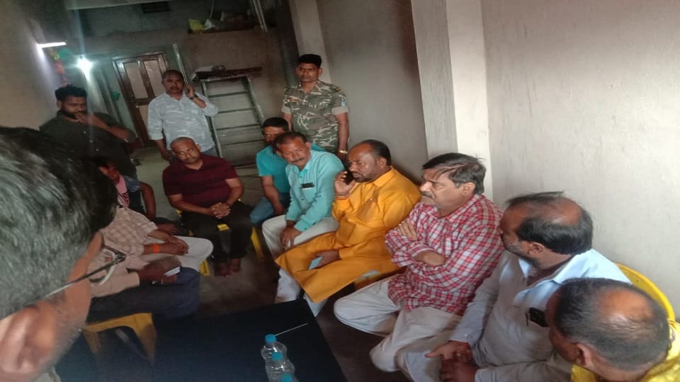Five people died in Godarmana public representatives went to their homes and expressed condolences in Balrampu