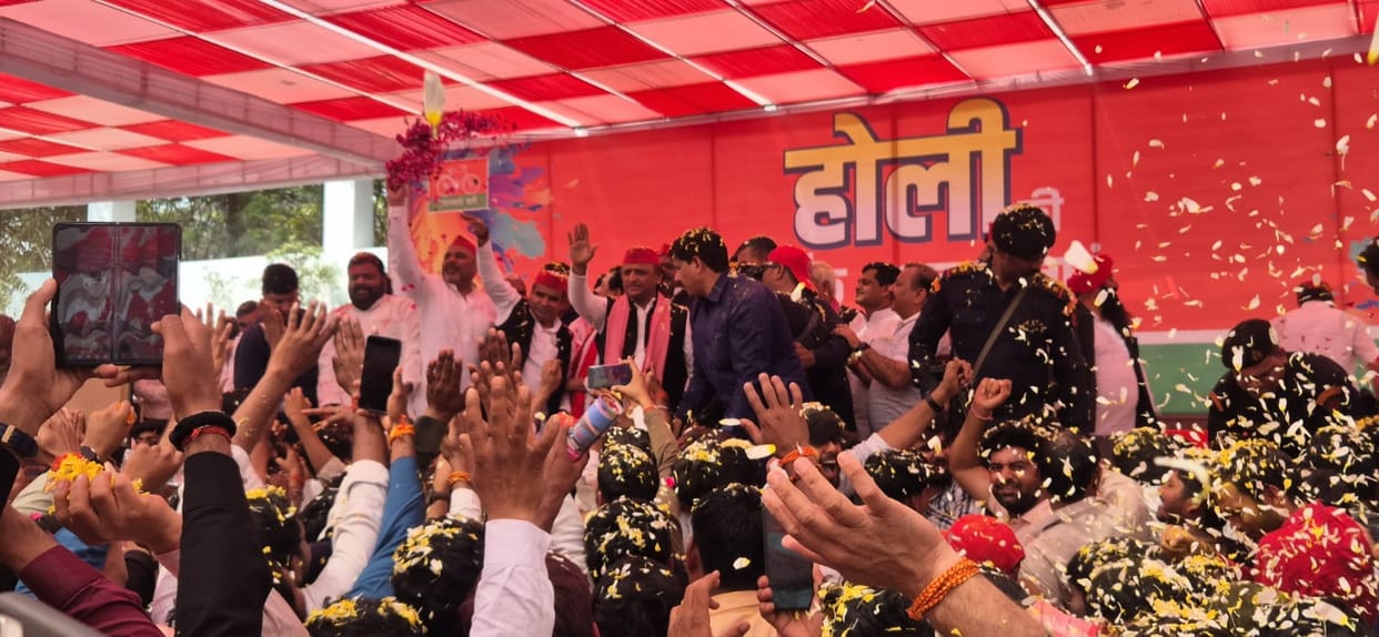 Samajwadi colours in Saifai Akhilesh Yadav played Holi with flowers thousands of workers gathered