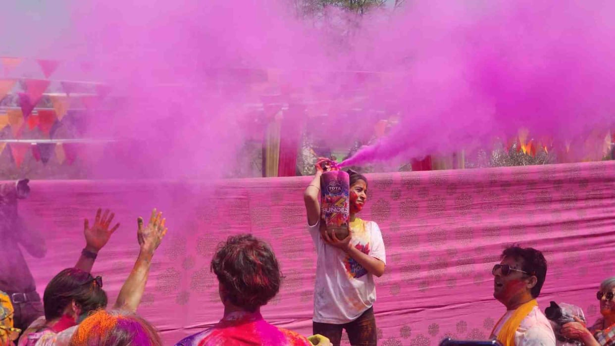 Jaipur News: Holi of flowers organized for foreign tourists at Khasa Kothi in Jaipur