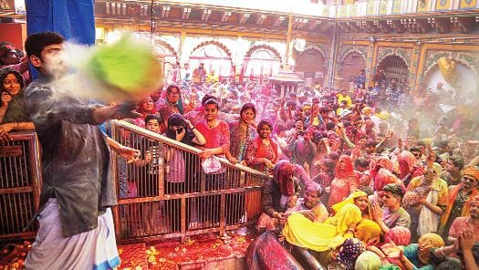 Girirajji smiled in spring attire and colored powder freely thrown in Dan Ghati